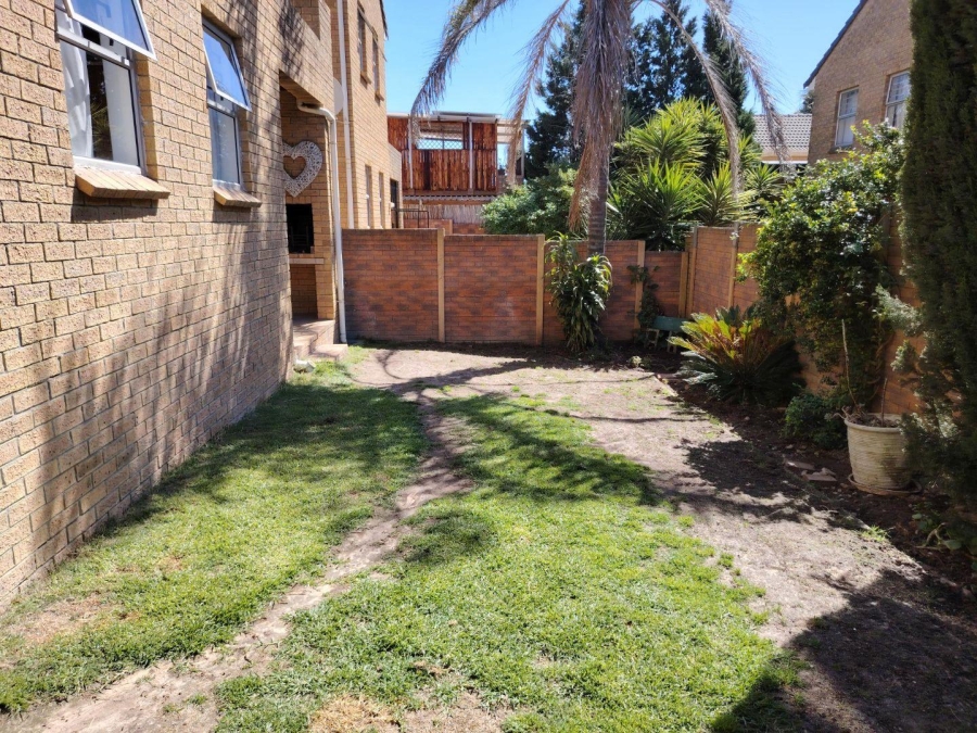 To Let 2 Bedroom Property for Rent in Uitzicht Western Cape